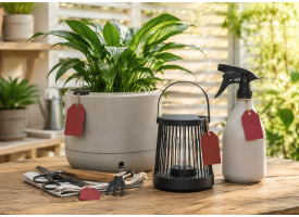 Tilbudsvarer til have og bolig med krukke, lanterne, sprayflaske og haveredskaber med r�de prism�rker
