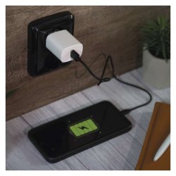 EMOS V01B10 i stikkontakt med telefon tilsluttet via USB-kabel
